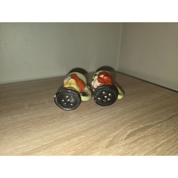 Antique Porcelain Miniature Toby Jugs Man and Woman Salt / Pepper Shakers - Picture 5 of 6